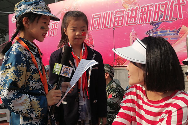 活动现场的老师为学校未来的发展送上祝福。.jpg 活动现场的老师为学校未来的发展送上祝福。.jpg