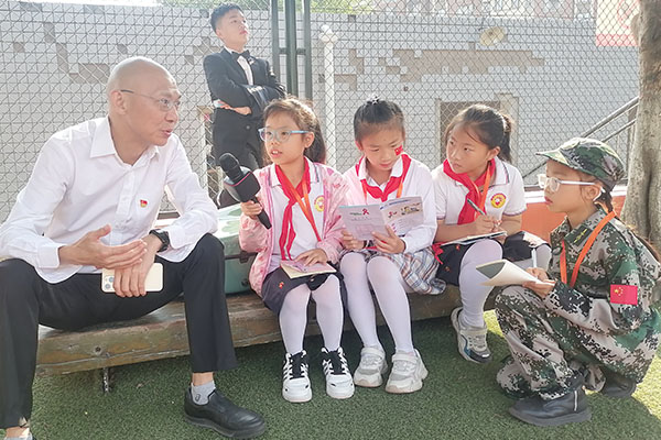 校长陈宏为校园小记者讲解本次活动目的。.jpg 校长陈宏为校园小记者讲解本次活动目的。.jpg