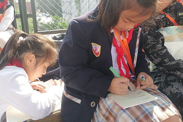 校园小记者认真完成笔记记录。.jpg 校园小记者认真完成笔记记录。.jpg