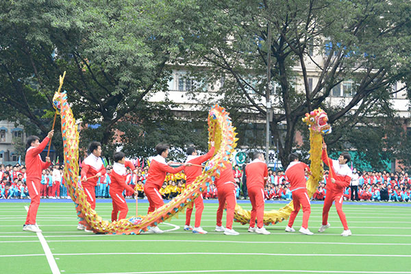 体育老师们带来舞龙表演。.jpg 体育老师们带来舞龙表演。.jpg