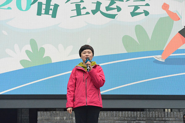 校长张婕宣布运动会开幕。.jpg 校长张婕宣布运动会开幕。.jpg