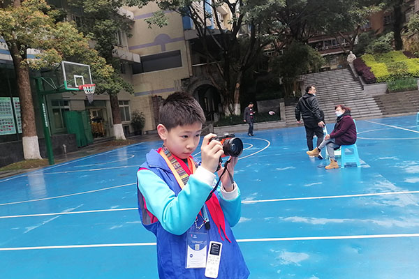 红领巾小记者孔令宇正在拍照。.jpg 红领巾小记者孔令宇正在拍照。.jpg