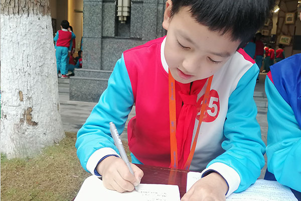 红领巾小记者曾培恩记录笔记。.jpg 红领巾小记者曾培恩记录笔记。.jpg