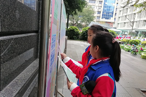 红领巾小记者们正在了解本次运动会的比赛项目。.jpg 红领巾小记者们正在了解本次运动会的比赛项目。.jpg