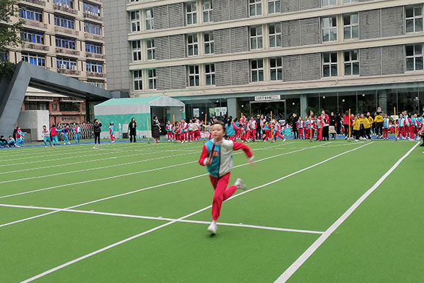 赛场上拿着接力棒努力奔跑的运动员。.jpg 赛场上拿着接力棒努力奔跑的运动员。.jpg