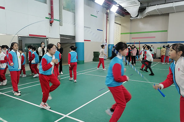 集体跳绳项目同学们互相配合。.jpg 集体跳绳项目同学们互相配合。.jpg