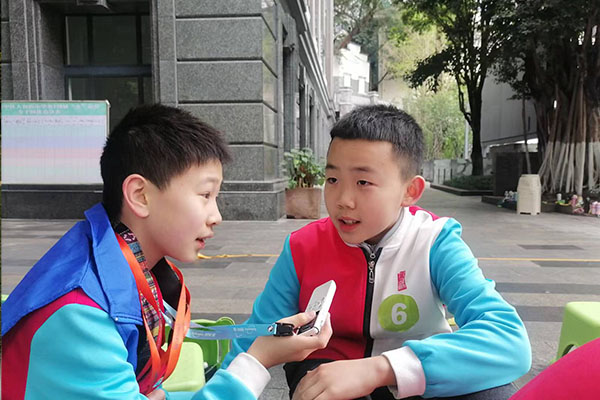 同学们和小记者分享对运动会的看法。.jpg 同学们和小记者分享对运动会的看法。.jpg