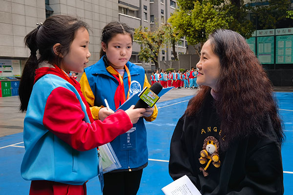 唐可老师和红领巾小记者交流。.jpg 唐可老师和红领巾小记者交流。.jpg