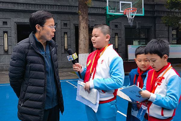 罗正伦老师表扬同学们遵守比赛规则。.jpg 罗正伦老师表扬同学们遵守比赛规则。.jpg
