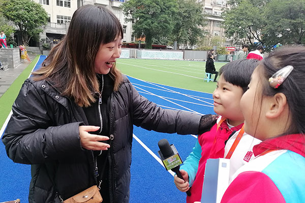 吴春华老师鼓励红领巾小记者大胆提问。.jpg 吴春华老师鼓励红领巾小记者大胆提问。.jpg