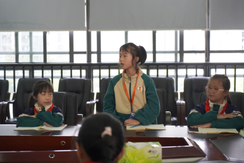 小记者采访金校长.jpg 小记者采访金校长.jpg