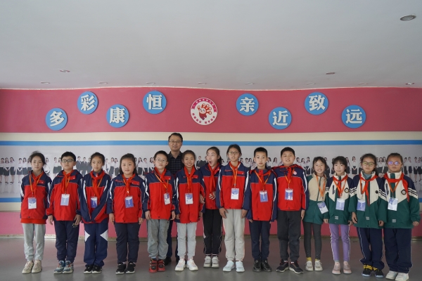 金校长同小记者们合影.jpg 金校长同小记者们合影.jpg