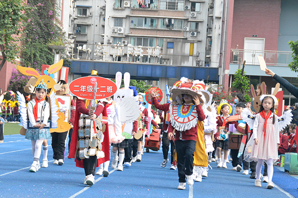 二年级十二班在入场式上进行创意展示。.JPG