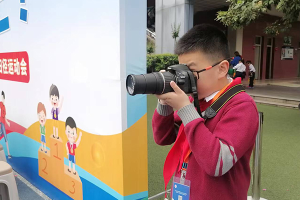 校园小记者用镜头记录运动会现场精彩瞬间。.jpg