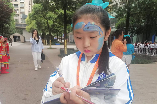 校园小记者正在准备采访问题。.jpg 校园小记者正在准备采访问题。.jpg