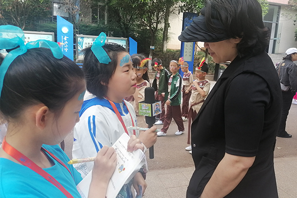 活动现场的家长表示希望孩子在运动会上收获快乐。.jpg 活动现场的家长表示希望孩子在运动会上收获快乐。.jpg