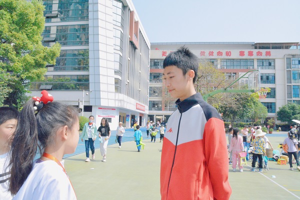 校园小记者李忱唏与六年级的同学交流。.jpg 校园小记者李忱唏与六年级的同学交流。.jpg