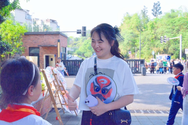 家长为此次活动点赞。.jpg 家长为此次活动点赞。.jpg