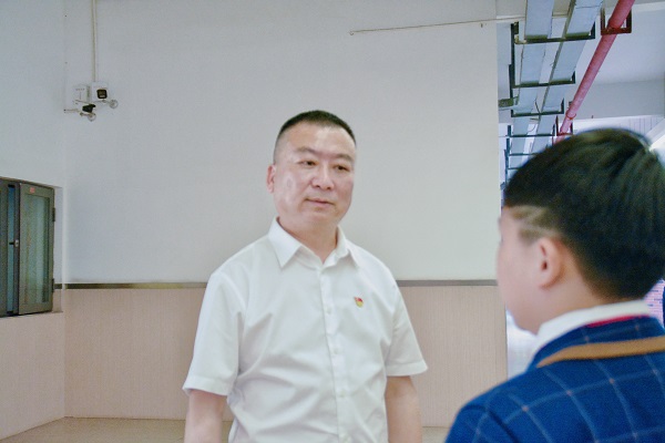 学校校长唐斌与校园小记者聊传统文化。.jpg 学校校长唐斌与校园小记者聊传统文化。.jpg