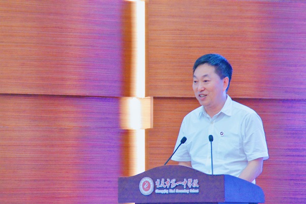 重庆市第一中学校党委书记唐宏宇致辞。.jpg